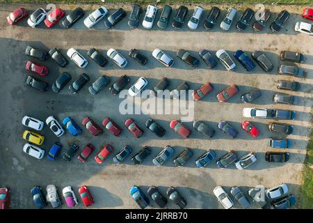 Vue aérienne de nombreuses voitures colorées garées sur le parking du concessionnaire à vendre Banque D'Images