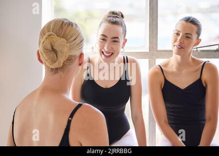 Social, amis et étudiants de danse de ballet ayant une discussion ou une conversation amicale au studio. Des femmes heureuses qui parlent et sourient dans la communication Banque D'Images