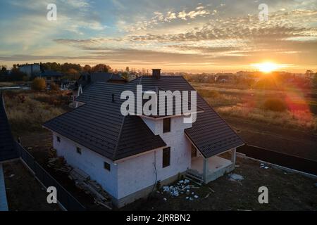 Vue aérienne de la maison non finie avec murs en béton léger aéré et cadre de toit en bois recouvert de carreaux métalliques en construction Banque D'Images
