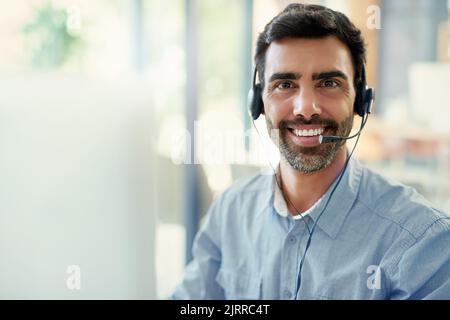 Ici pour répondre à toutes vos questions. Portrait d'un agent de centre d'appels travaillant dans un bureau. Banque D'Images