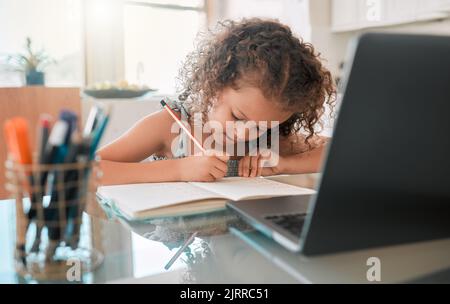 Cours d'enseignement à distance en ligne, en classe et à domicile avec formation technologique et enseignement virtuel sur ordinateur portable. Jeune fille, enfant et Banque D'Images