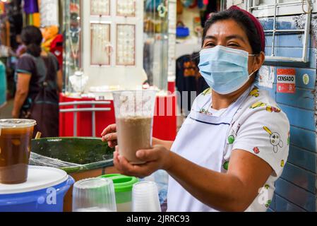 Tejate, la célèbre boisson sans alcool au maïs et au cacao originaire d'Oaxaca, marché Mercado 20 de Noviembre, ville d'Oaxaca, Mexique Banque D'Images