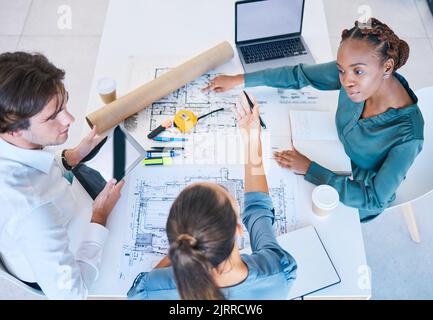 Travail d'équipe, planification et discussion des architectes travaillant sur le nouveau bâtiment, maison ou centre commercial design vue de dessus. Une équipe, des collègues ou des employés avec Banque D'Images