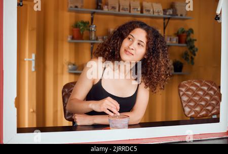 Démarrage, patron ou PDG d'une petite entreprise d'un café, café-restaurant ou un restaurant pop up et restauration rapide attendant les clients. Bonne femme gestionnaire avec état d'esprit Banque D'Images