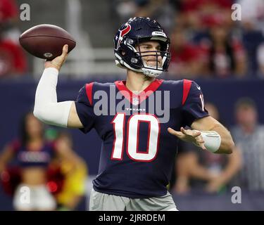 Houston, Texas, États-Unis. 25th août 2022. Le quarterback des Texans de Houston Davis Mills (10) passe le ballon lors d'un match de pré-saison de la NFL entre les Texans et le 49ers à Houston, Texas, sur 25 août 2022. (Image de crédit : © Scott Coleman/ZUMA Press Wire) Banque D'Images