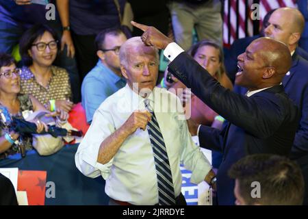 Rockville, États-Unis. 25th août 2022. LE président AMÉRICAIN Joe Biden salue ses partisans lors d'un rassemblement pour le Comité national démocratique à l'école secondaire Richard Montgomery, Rockville, Maryland, jeudi, 25 août 2022. Photo par Yuri Gripas/UPI crédit: UPI/Alay Live News Banque D'Images