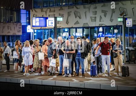 2022-08-26 06:57:00 ROTTERDAM - agitation à Rotterdam Central en raison des grèves de la NS dans la région de l'Ouest. Le personnel des chemins de fer néerlandais cessera de travailler localement. Il s'agit de frappes de relais 24 heures sur 24. ANP ROBIN UTRECHT pays-bas - belgique sortie Banque D'Images