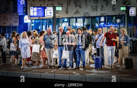 2022-08-26 06:56:57 ROTTERDAM - agitation à Rotterdam Central en raison des grèves de la NS dans la région de l'Ouest. Le personnel des chemins de fer néerlandais cessera de travailler localement. Il s'agit de frappes de relais 24 heures sur 24. ANP ROBIN UTRECHT pays-bas - belgique sortie Banque D'Images