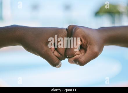 Le succès, le soutien et les mains donnant le coup de poing pour la motivation, la célébration et la position dans l'unité à l'extérieur dans la nature. Gros plan sur les personnes qui font preuve de passion Banque D'Images