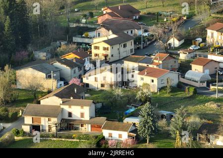 Vue aérienne des maisons résidentielles dans la zone rurale verte de banlieue Banque D'Images