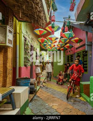 Java, Indonésie, 13 juin 2022 - rue dans le village de couleur de Malang. Banque D'Images