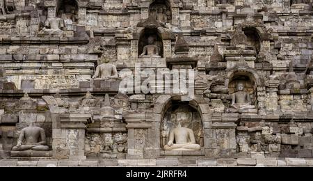 Java, Indonésie, 13 juin 2022 - Temple Borobudur montré avec plusieurs Buddahs assis. Banque D'Images