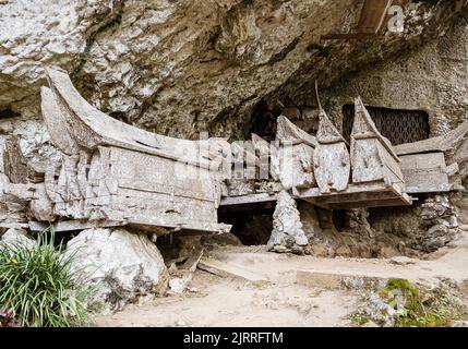 Java, Indonésie, 13 juin 2022 - Grottes Burial de Londres les pratiques funéraires pratiquées il y a plusieurs centaines d'années à Toraja. Les cercueils, en forme de bateaux, ont été placés sous les faces suspendues de la falaise. Banque D'Images