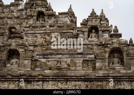 Java, Indonésie, 13 juin 2022 - Temple Borobudur montré avec plusieurs Buddahs assis. Banque D'Images