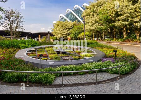 The Floral Clock avec la Forêt de nuages en arrière-plan, Gardens by the Bay, Singapour Banque D'Images