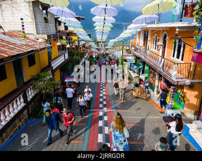 Belle vue aérienne de San Juan la Laguna petite ville dans le Guatemala Atitlan lac - Parapluie rues, les gens colorés et les touristes Banque D'Images