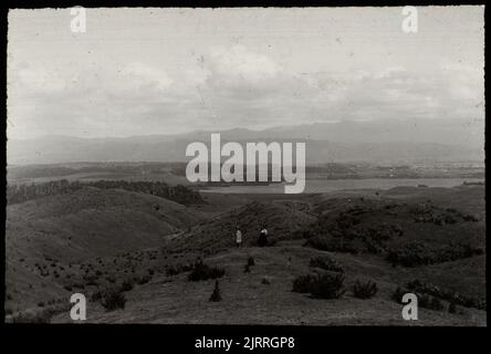 Extrémité nord du lac Horowhenua et une partie de la plaine côtière de Horowhenua au-delà de la colline des dunes de Moutere, vers 1960, île du Nord, par Leslie Adkin. Don de la famille Adkin, 1997. Banque D'Images