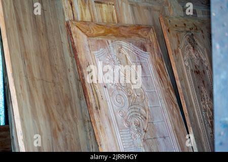 Bois d'eucalyptus avec arrière-plan flou. Les planches en bois sont stockées pour la fabrication de meubles en bois. Mise au point sélective, espace de copie. Banque D'Images