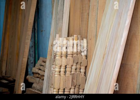 Bois d'eucalyptus avec arrière-plan flou. Les planches en bois sont stockées pour la fabrication de meubles en bois. Mise au point sélective, espace de copie. Banque D'Images