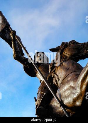 Statue dramatique de Jeanne d'Arc à cheval avec drapeau au mont ballon de Servance dans les Vosges, France Banque D'Images