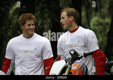 Photo du dossier datée du 17/10/08, du Prince William et du Prince Harry, avant la course caritative Enduro Africa à Port Edward, en Afrique du Sud. Leur mère Diana, princesse de Galles, a été tuée sur 31 août 1997 dans un accident de voiture dans le tunnel du Pont de l'Alma à Paris. Date de publication : vendredi 26 août 2022. Banque D'Images