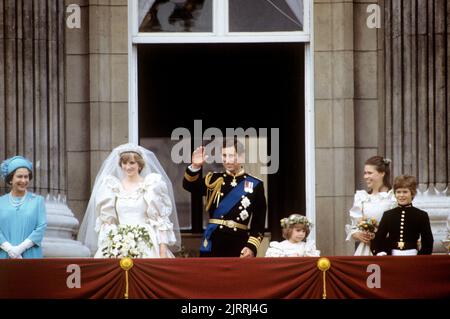 Photo du dossier datée du 29/07/81 du prince et de la princesse de Galles sur le balcon de Buckingham Palace, Londres, après leur mariage. Diana, princesse de Galles, a été tuée sur 31 août 1997 dans un accident de voiture dans le tunnel du Pont de l'Alma à Paris. Date de publication : vendredi 26 août 2022. Banque D'Images