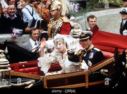 Photo du dossier datée du 29/07/81 du prince et de la princesse de Galles pendant leur cortège à Buckingham Palace après leur mariage à la cathédrale Saint-Paul, Londres. Diana, princesse de Galles, a été tuée sur 31 août 1997 dans un accident de voiture dans le tunnel du Pont de l'Alma à Paris. Date de publication : vendredi 26 août 2022. Banque D'Images