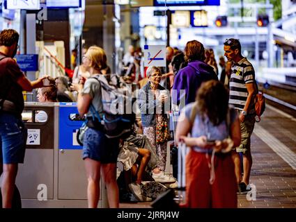 2022-08-26 07:52:23 ROTTERDAM - agitation à Rotterdam Central en raison des grèves de la NS dans la région de l'Ouest. Le personnel des chemins de fer néerlandais cessera de travailler localement. Il s'agit de frappes de relais 24 heures sur 24. ANP ROBIN UTRECHT pays-bas - belgique sortie Banque D'Images