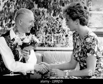 Photo du dossier datée du 20/07/92, de Diana, princesse de Galles, qui se tremble avec William Drake, un patient du London Lighthouse AIDS Centre. La princesse de Galles a été tuée sur 31 août 1997 dans un accident de voiture dans le tunnel du Pont de l'Alma à Paris. Date de publication : vendredi 26 août 2022. Banque D'Images