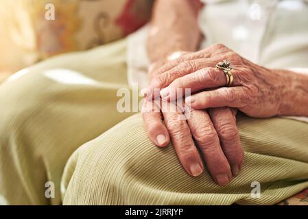 Si les mains pouvaient dire ce qu'elles disent, les mains des femmes âgées se reposant sur les genoux. Banque D'Images