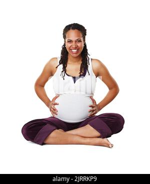 Portrait d'une mère enceinte ou d'une femme en position assise heureuse et tenant son bosse de bébé isolée sur un fond blanc. Femme noire excitée, souriez et Banque D'Images