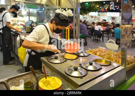 Une dame préparant le Pancake chinois de cacahuète, Ban Chang Kueh, un petit-déjeuner populaire en-cas, rempli d'arachides écrasées, dans un tribunal de Singapour Banque D'Images