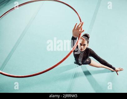 Fitness, sports et hula scène danseuse de canuloop exercice, entraînement et entraînement pour l'équilibre, la danse et le mouvement de modèle. Cirque, artiste et jeune créateur Banque D'Images