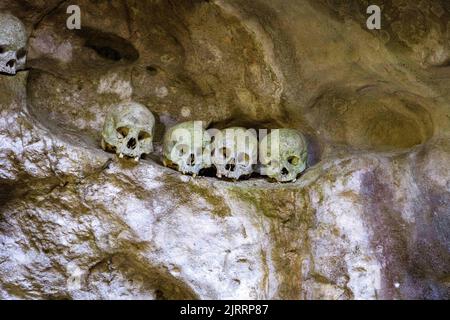 Indonésie, 13 juin 2022 - les crânes des grottes Burial de Londres gardent les cercueils des morts pendant des centaines d'années. Banque D'Images