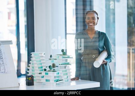 Architecte, ingénieur et concepteur tenant un plan avec un état d'esprit positif, la mission et la vision dans un bureau. Portrait d'une femme noire debout à côté Banque D'Images