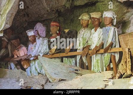 Indonésie, 13 juin 2022 - les effigies en bois de Tau Tau dans les grottes Burial de Londres gardent les cercueils des morts pendant des centaines d'années. Banque D'Images