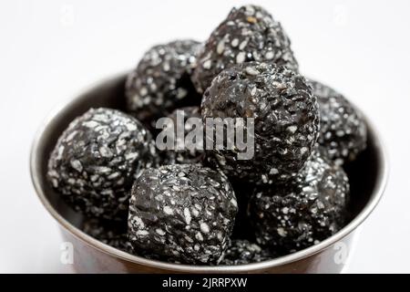 La laddu de sésame noir (également connue sous le nom d'ellu urdnden tamoul) est faite de graines de sésame et de jaggery Banque D'Images