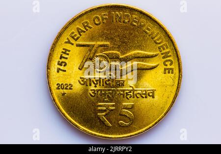 5 roupie pour commémorer 75th année d'indépendance. Pièce de monnaie libérée pour célébrer 75 ans d'indépendance indienne Banque D'Images