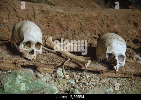 Indonésie, 13 juin 2022 - les crânes des grottes Burial de Londres gardent les cercueils des morts pendant des centaines d'années. Banque D'Images