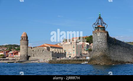 Collioure (sud de la France) : le phare à la sortie du port. En arrière-plan , l'église notre-Dame-des-Anges (notre-Dame des Anges). Banque D'Images