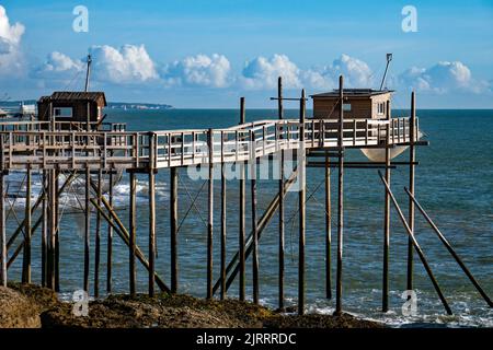 Saint-Palais-sur-Mer (au large de la côte ouest de la France) : filets de pêche carrés le long de la côte Banque D'Images