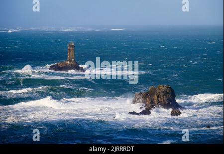 Plogoff, pointe du raz (Bretagne, nord-ouest de la France): Phare "phare de la Vieille" et Waves et île de Sein dans la dista Banque D'Images