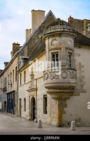 Baies vitrées d'un palais de la ville de Dijon Banque D'Images