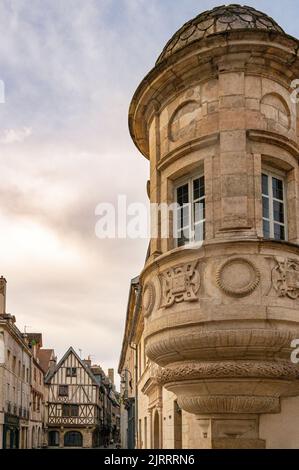 Baies vitrées d'un palais de la ville de Dijon Banque D'Images