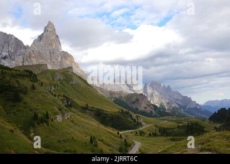 Sur la gauche, le sommet de la montagne appelé Cimon della pala et en arrière-plan le Pale di San Martino di Castrozza appelé Pala Group Banque D'Images