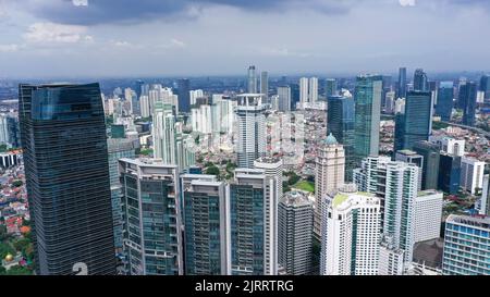 Vue aérienne groupe d'appartements résidentiels hauts en couleur dans la ville de Jakarta. Concept urbain. Style panoramique Banque D'Images