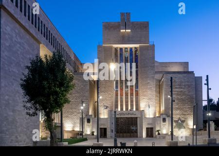 Vue au crépuscule de la Grande Synagogue de Jérusalem située à côté de Heical Shlomo, ancien siège du Grand Rabbinat d'Israël, sur le 56, rue King George, Jérusalem-Ouest, Israël Banque D'Images