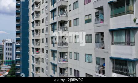 Gros plan de la façade de l'un des gratte-ciel et des bâtiments d'affaires de la région de Gambir, dans le centre de Jakarta, en Indonésie Banque D'Images