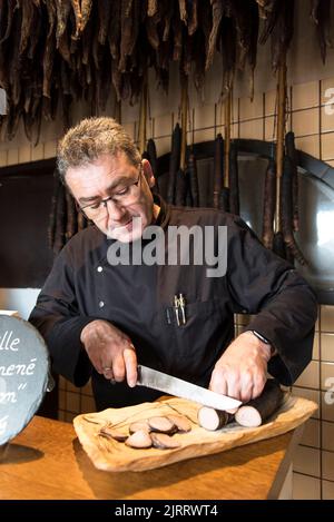 La véritable saucisse 'Andouille' de Guemene à la Maison de l'Andouille Rivalan Quidu à Guemene-sur-Scorff (Bretagne, nord-ouest de la France). Benoit RIV Banque D'Images