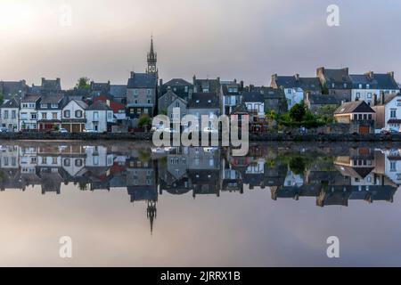 Huelgoat (Bretagne, Nord-Ouest de la France) : reflet du village sur le lac sous un ciel orageux Banque D'Images